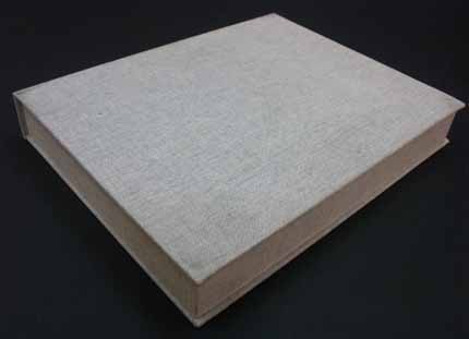 Caixa de conservació, a mida, de tela grisa per a llibre d'artista. Caixa de conservació, a mida, de tela grisa per a llibre d'artista.