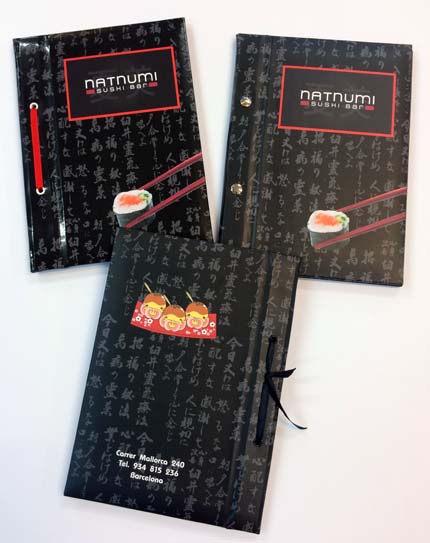 Tríptic desplegat, amb sobre transparent, per a col·locació d'una carta intercanviable.