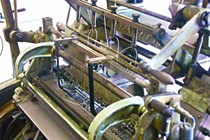 Cosidora Martini: màquina de cosir quadernets amb fil vegetal. Cosidora Martini: màquina de cosir quadernets amb fil vegetal.