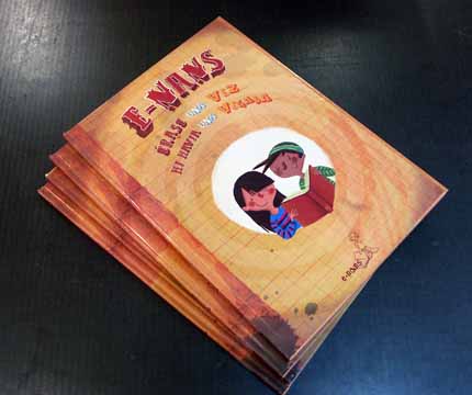 Llibres encolats 'a l'americana', amb restes de cua en el llom, abans de ser guillotinats.