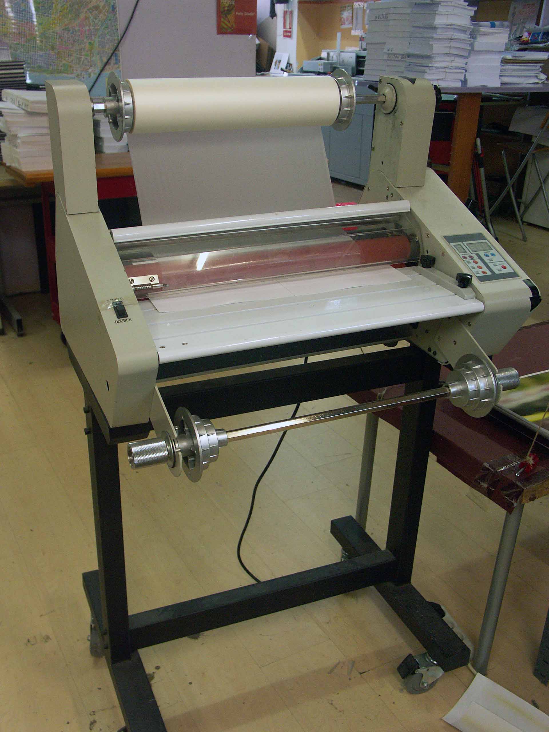 Màquina per laminar el paper, per fer les tapes de cartó.