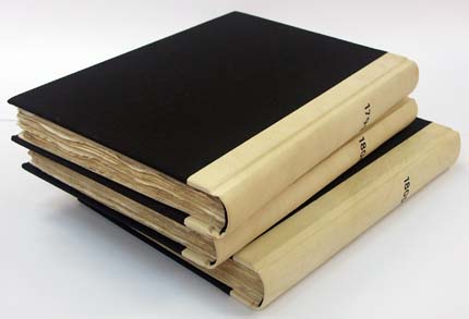 Volums d'arxiu, amb llom de pergamí titulat en negre, i tapes en tela negra.