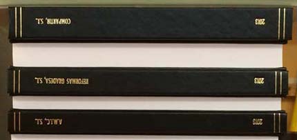 Tapes dures de guaflex negre, títols daurats al llom. Tapes dures de guaflex negre, títols daurats al llom.