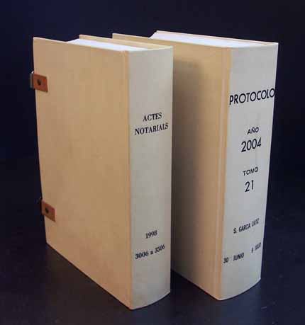 Enquadernacions de notari, en pergamí, amb descripció i títol en negre. Cintes de pell. Enquadernacions de notari, en pergamí, amb descripció i títol en negre. Cintes de pell.