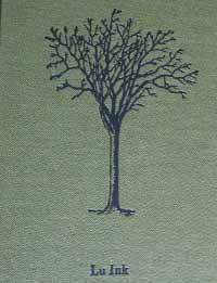 Stamping negre, amb planxa, d'una tapa en tela verda ampolla.