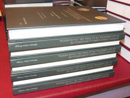 Tesi en tapes dures amb impressió y plastificades. Tesi en tapes dures amb impressió y plastificades.